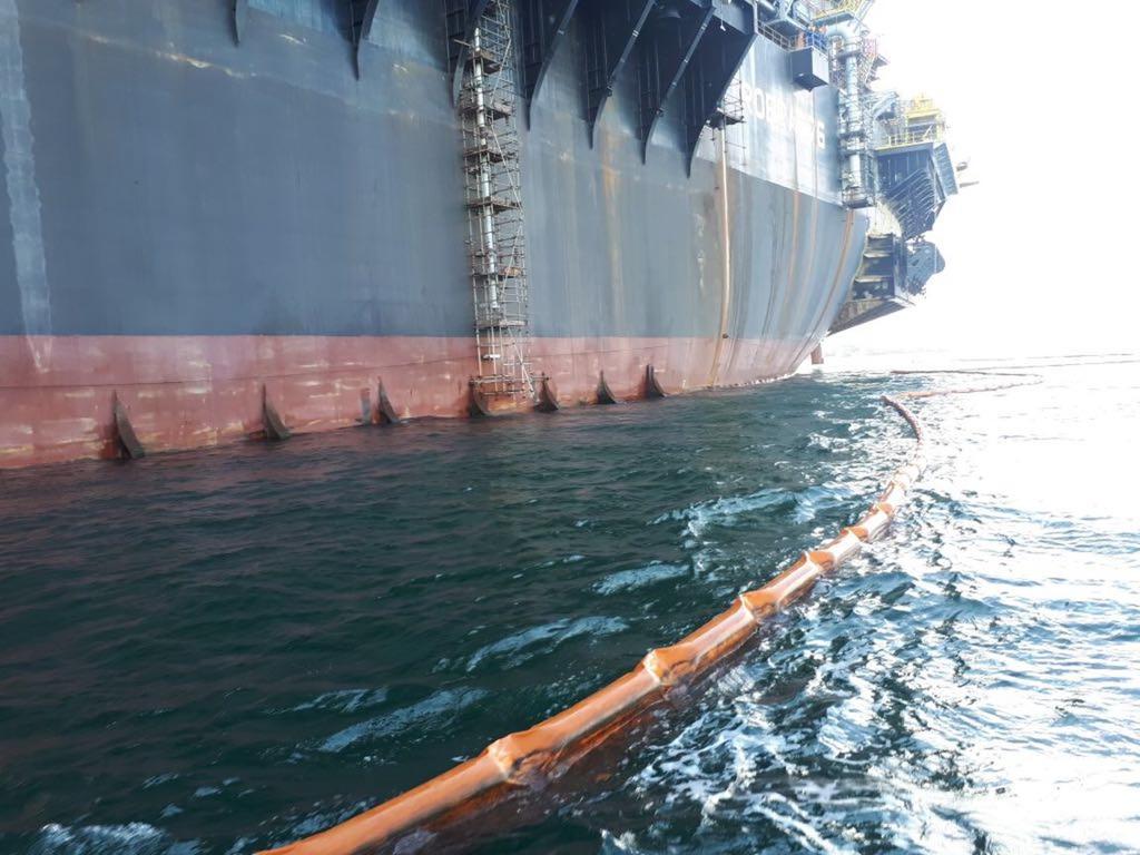 Contenção do óleo foi feita pela própria empresa responsável pelo navio. | Robin Loose/Associação Mar Brasil