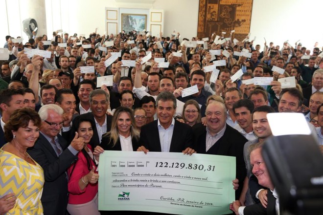 Cerca de 300 prefeitos receberam “cheque” em cerimônia no Palácio Iguaçu | Orlando Kissner/ANPr