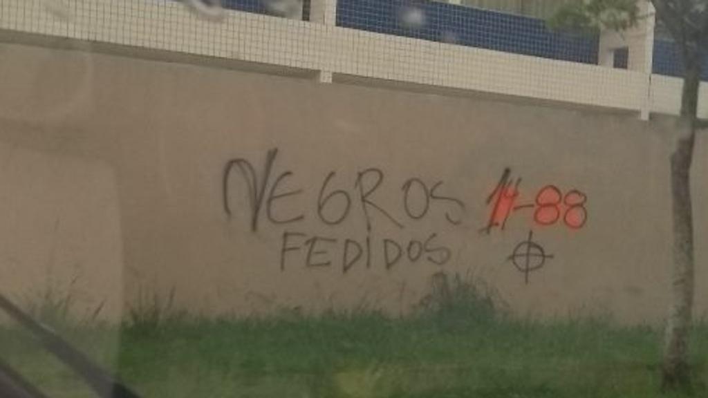 Mensagem racista e de apologia ao nazismo foi pichada em muro de escola de Araucária | Josi Oliveira/Colaboração