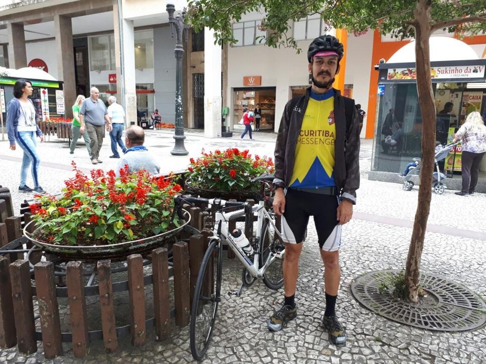 Fábio Tomé recorre às floreiras da XV para deixar a bicicleta enquanto faz entregas. | Felipe Raicoski/Gazeta do Povo