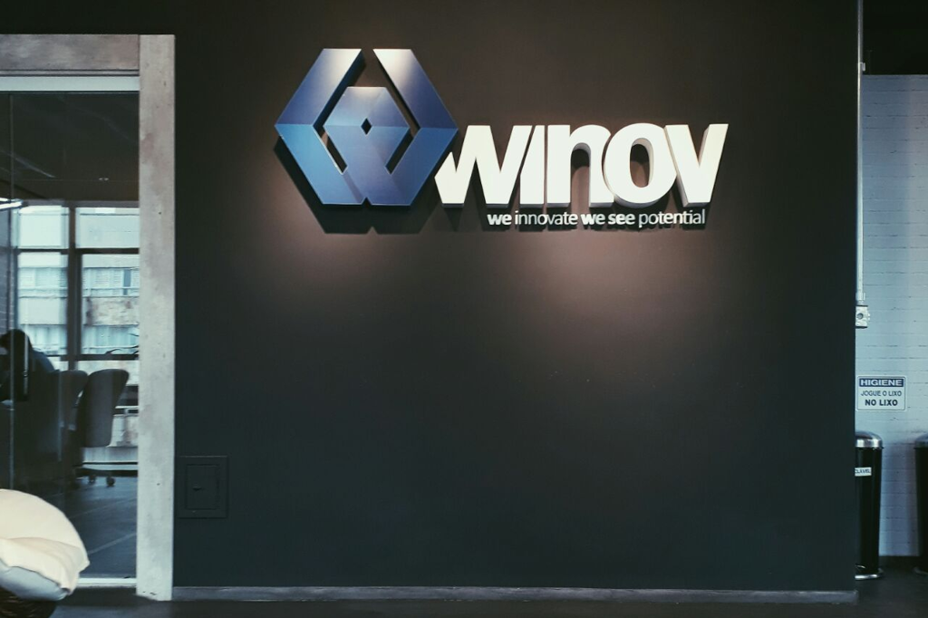 Entrada do escritório da Winov, em Curitiba. | Winov/Divulgação