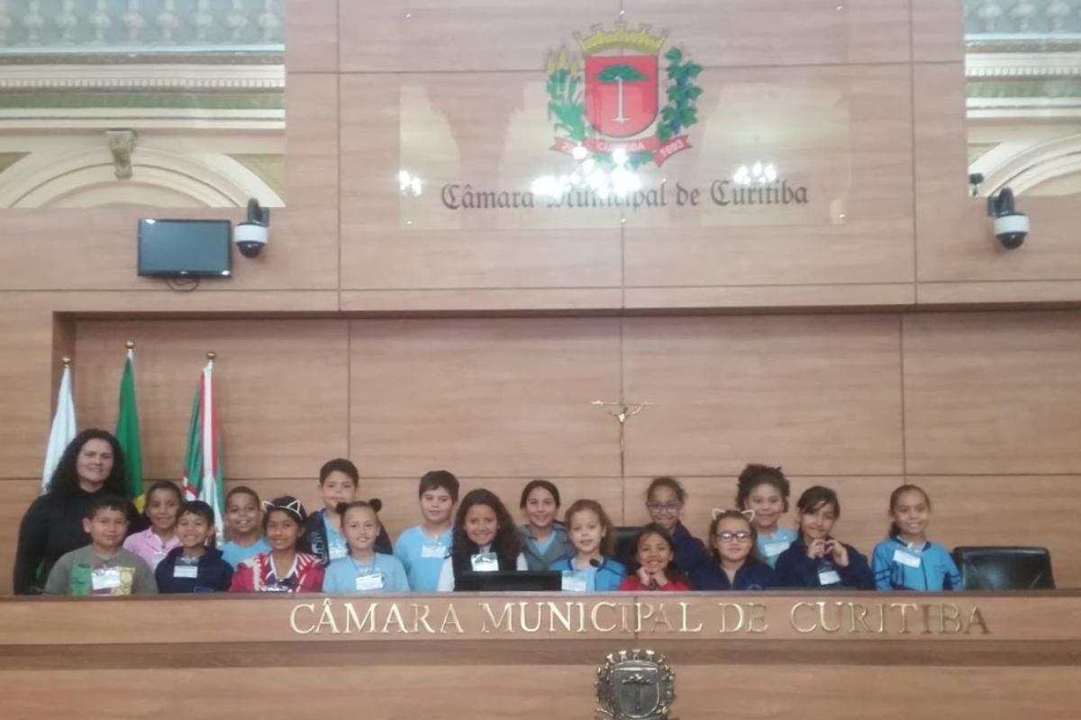 Alunos da Escola Municipal Michel Kury, de Curitiba, em visita à Câmara Municipal | Divulgação