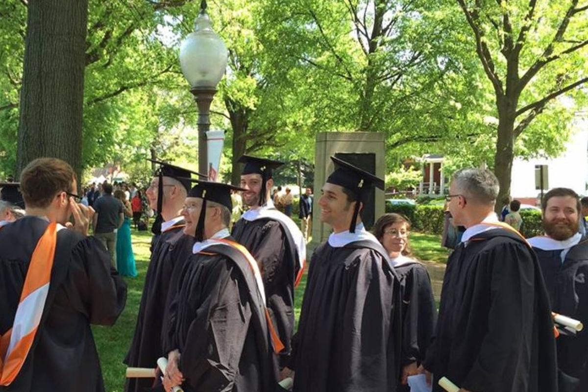 Cerimônia de formatura no St. John's Graduate Institute. | Reprodução/Facebook.