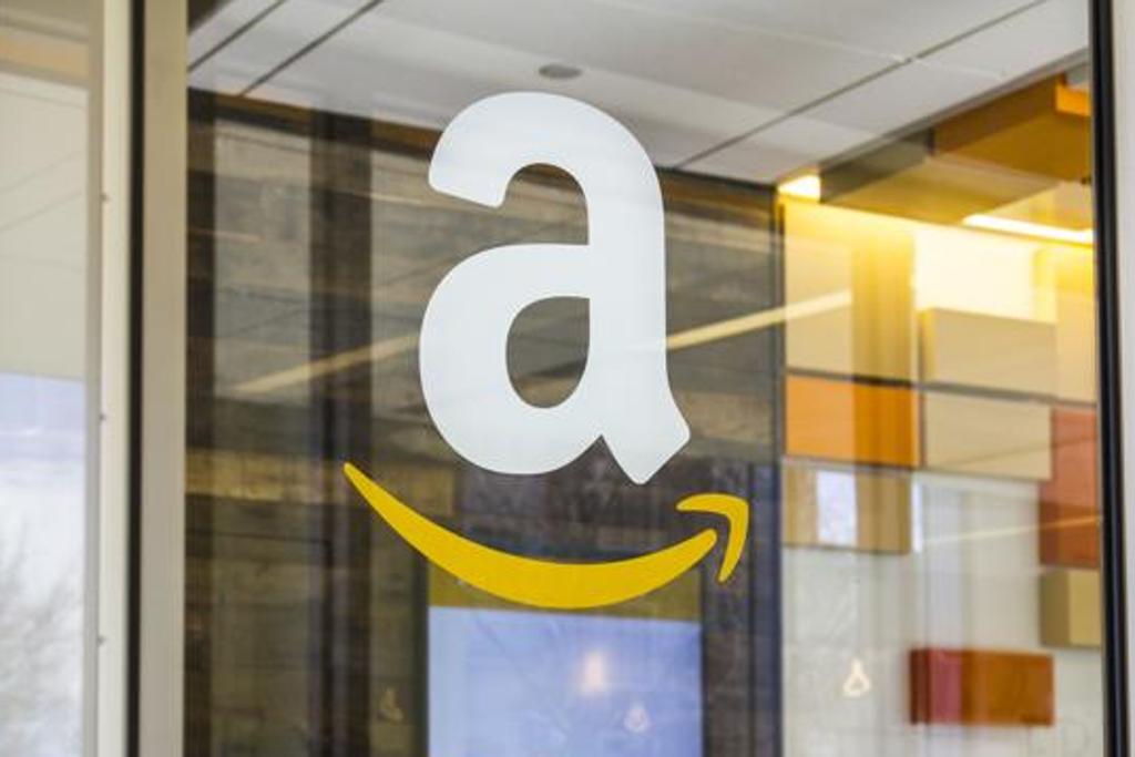 Logo da Amazon aplicado no vidro. | Bigstock