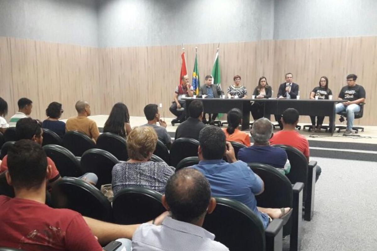 Reitor Henrique de Oliveira Costa, em reunião com pais de candidatos na semana passada | Reprodução / Uncisal