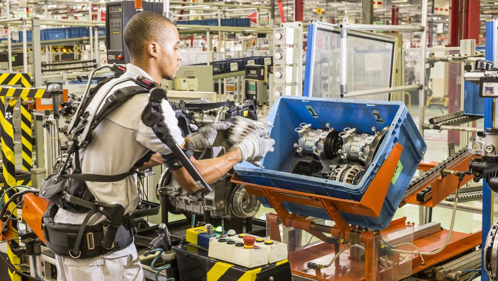 Funcionário da Fiat com exoesqueleto acoplado ao corpo: equipamento é usado para reduzir desgaste e aumentar a produtividade | Divulgação/
FCA