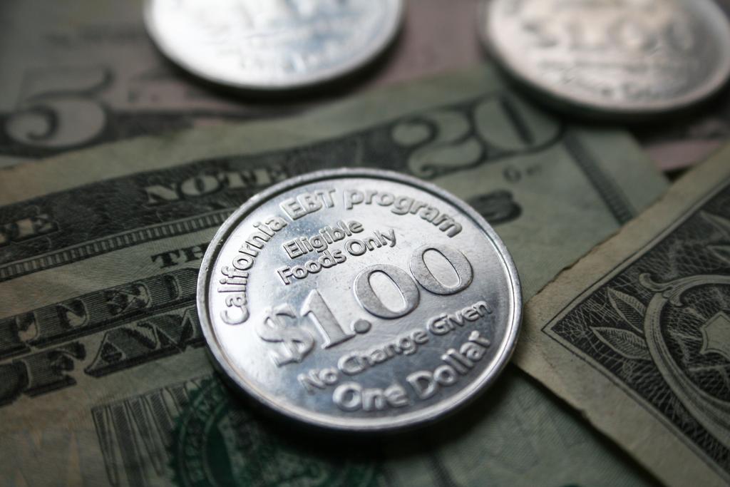 Moedas e cupons de alimentação estão dando lugar a cartões magnéticos, com transferência direta para conta corrente | BigStock/