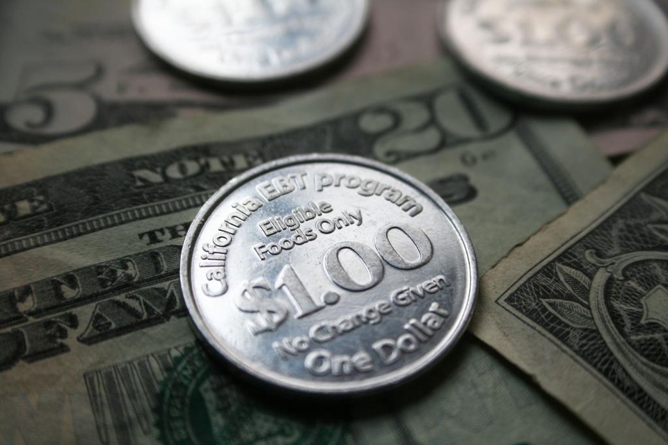 Trump quer porta de saída para beneficiários do ‘bolsa-família’ americano Moedas e cupons de alimentação estão dando lugar a cartões magnéticos, com transferência direta para conta corrente | BigStock/