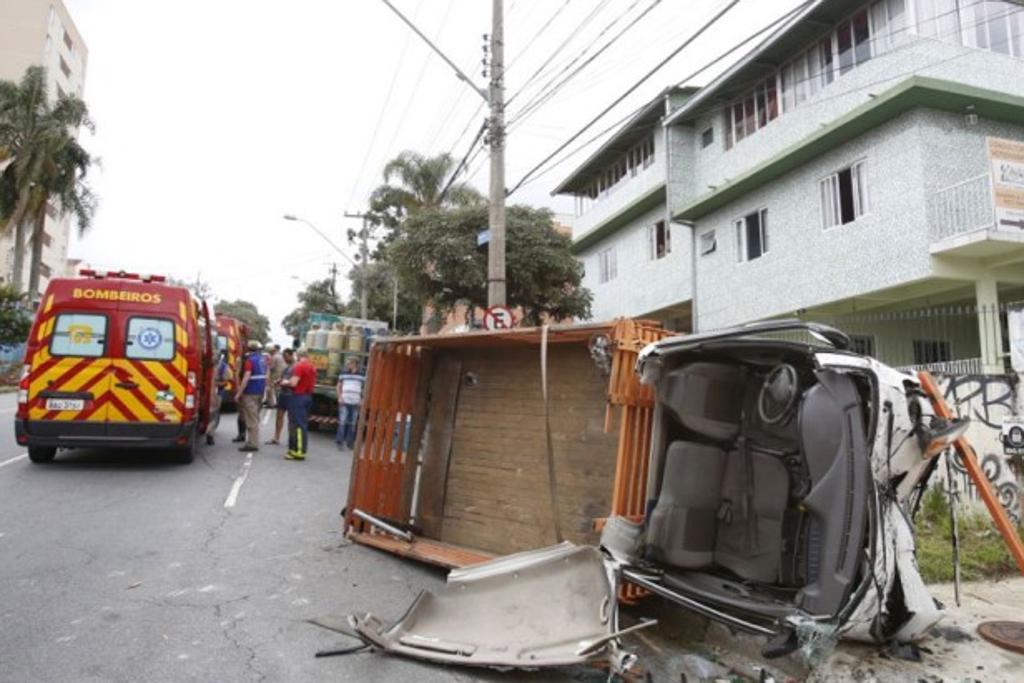 Caminhão de gás chegou a perder o teto no acidente. | Marco Charneski/Tribuna do Paraná