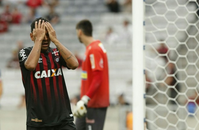 Atacante Éderson lamenta chance desperdiçada contra o Cianorte. | Hugo Harada/Gazeta do Povo/