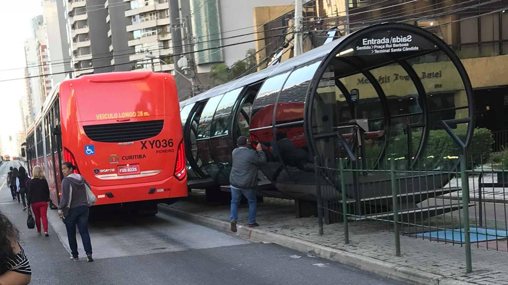 Defeito fez ônibus não ir além da estação Bento Viana, no Batel | Andryws Ribas/Colaboração