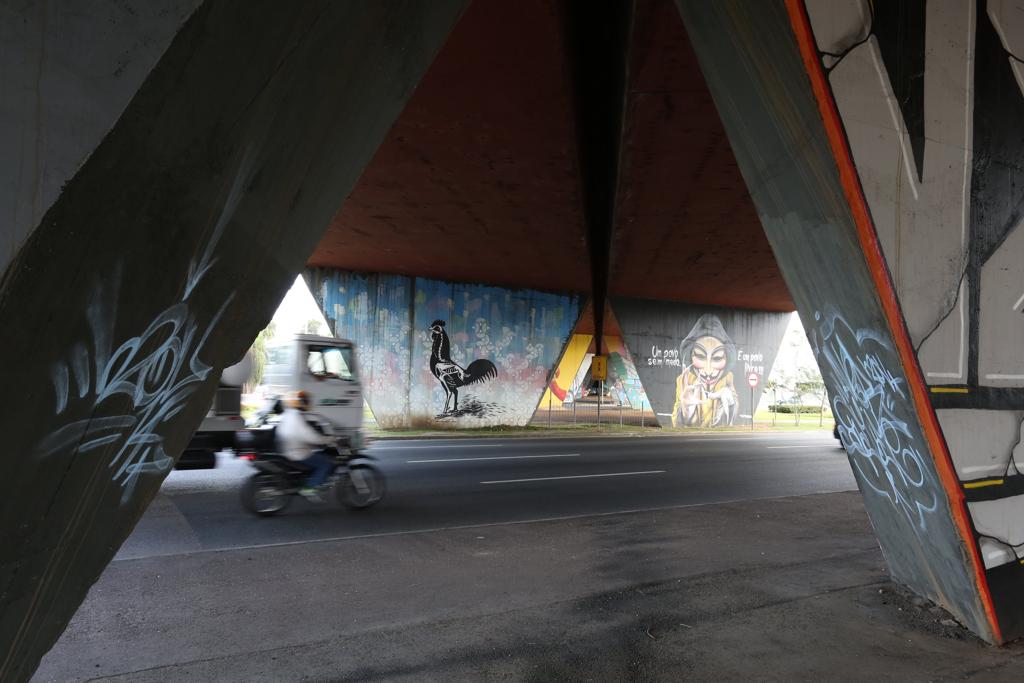 Homem foi encontrado com diversas fraturas embaixo do viaduto do Hauer. | Ivonaldo Alexandre/Gazeta do Povo