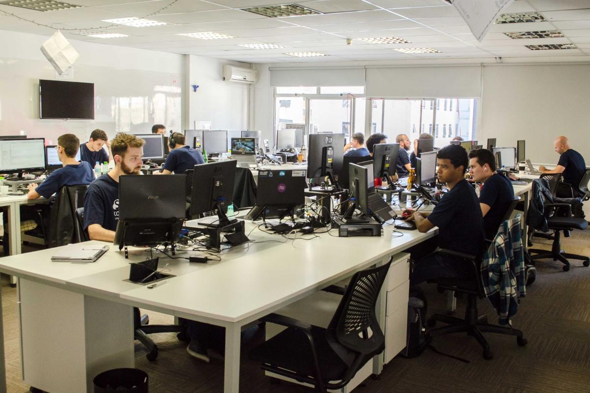 Dinamismo: hoje você está trabalhando num projeto que dura três meses e depois você está em outro porque existe outra dor para resolver. | Felipe de SouzaDivulgação Contabilizei