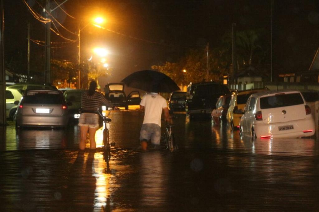 Rua alagada no bairro Vila Progresso, em Pontal do Paraná | Átila Alberti/Tribuna do Paraná