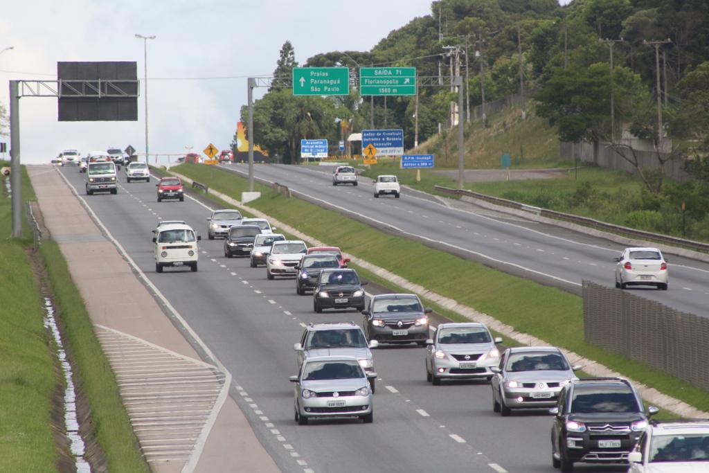 Volta do Réveillon continua intensa na BR-277. | Atila Alberti/Tribuna do Parana