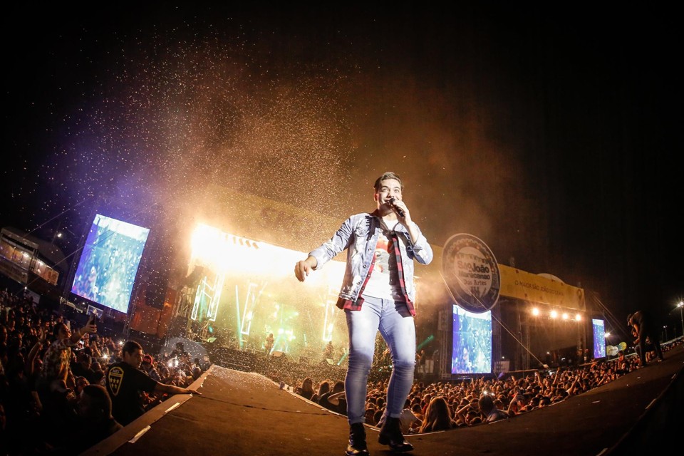 Liberação de emendas bate recorde com Temer. E pagam até show de Wesley Safadão Emendas parlamentares ajudaram a pagar show do cantor Wesley Safadão na festa de São João da cidade de Maracanaú, no Ceará | Reprodução/Facebook