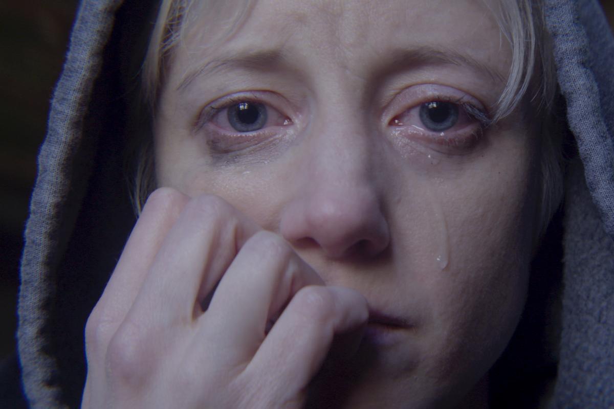 Cena de "Crocodile", episódio protagonizado por Andrea Riseborough | Netflix/Divulgação