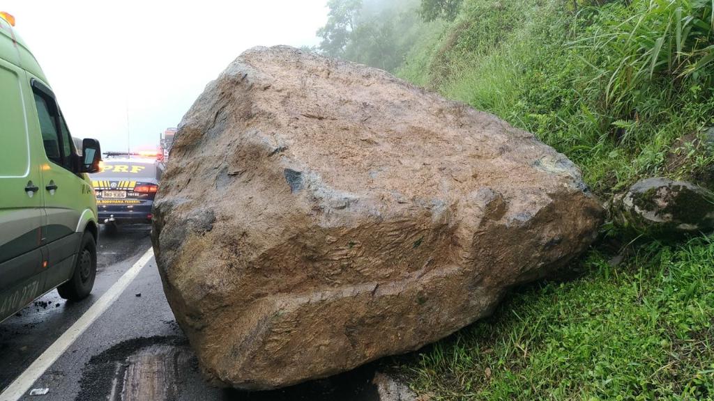 Rocha que caiu na BR-277 mede aproximadamente 2,5 metros de diâmetro. | Divulgação/PRF