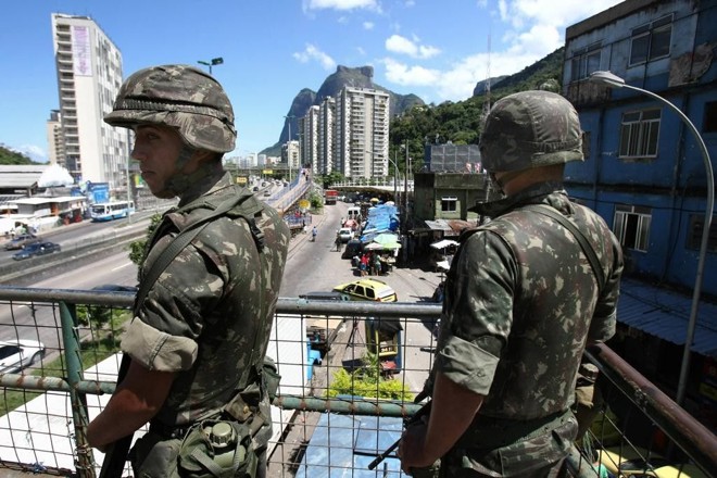 O crime organizado nas fronteiras e nos centros urbanos foi a principal “força oponente” ou “agente perturbador da ordem” enfrentada pelos militares. | Vanderlei Almeida / AFP/