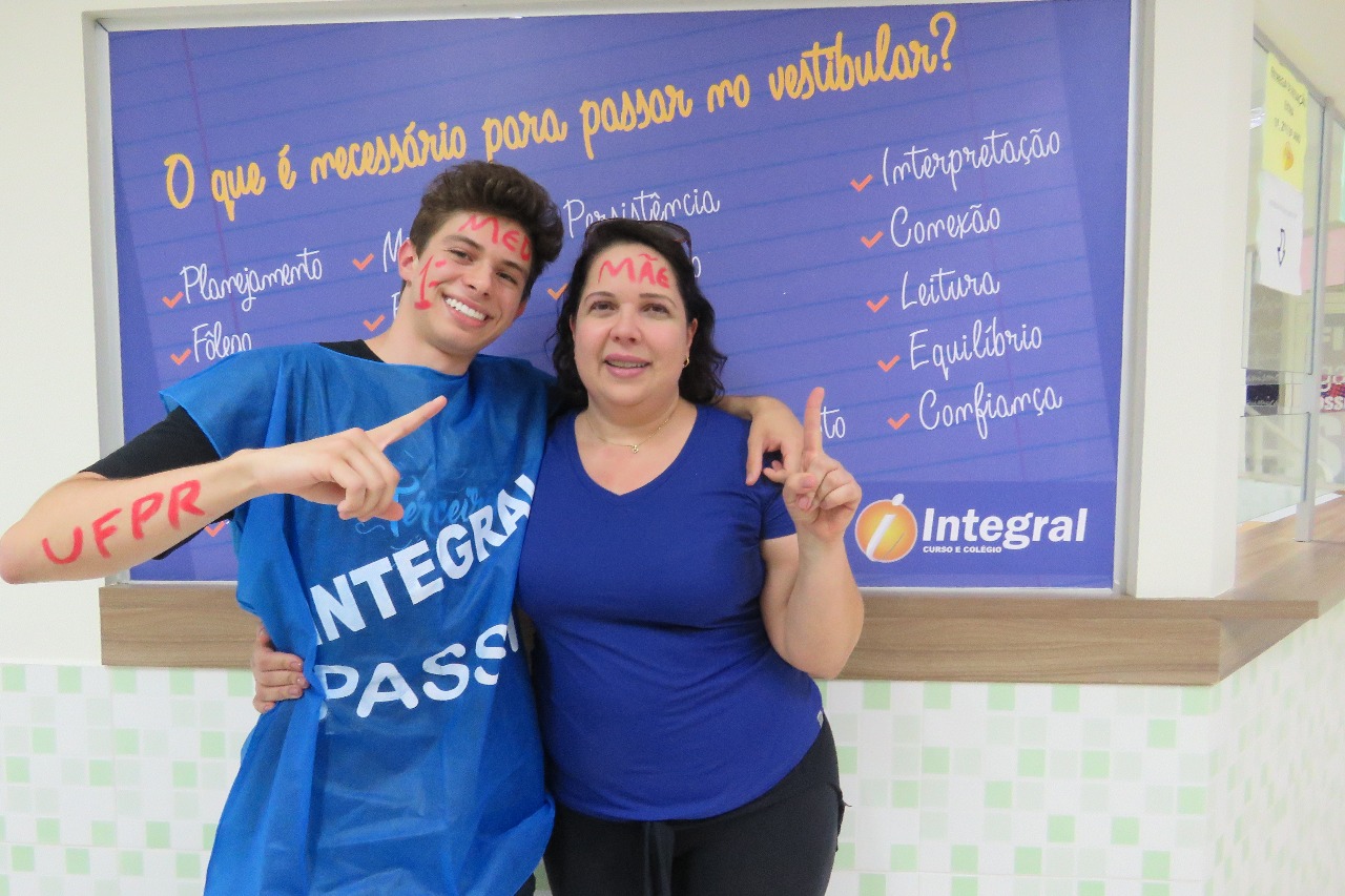 Júlio mora com a mãe em Maringá a agradece todo o apoio que ela sempre lhe deu | Colégio Integral/Divulgação