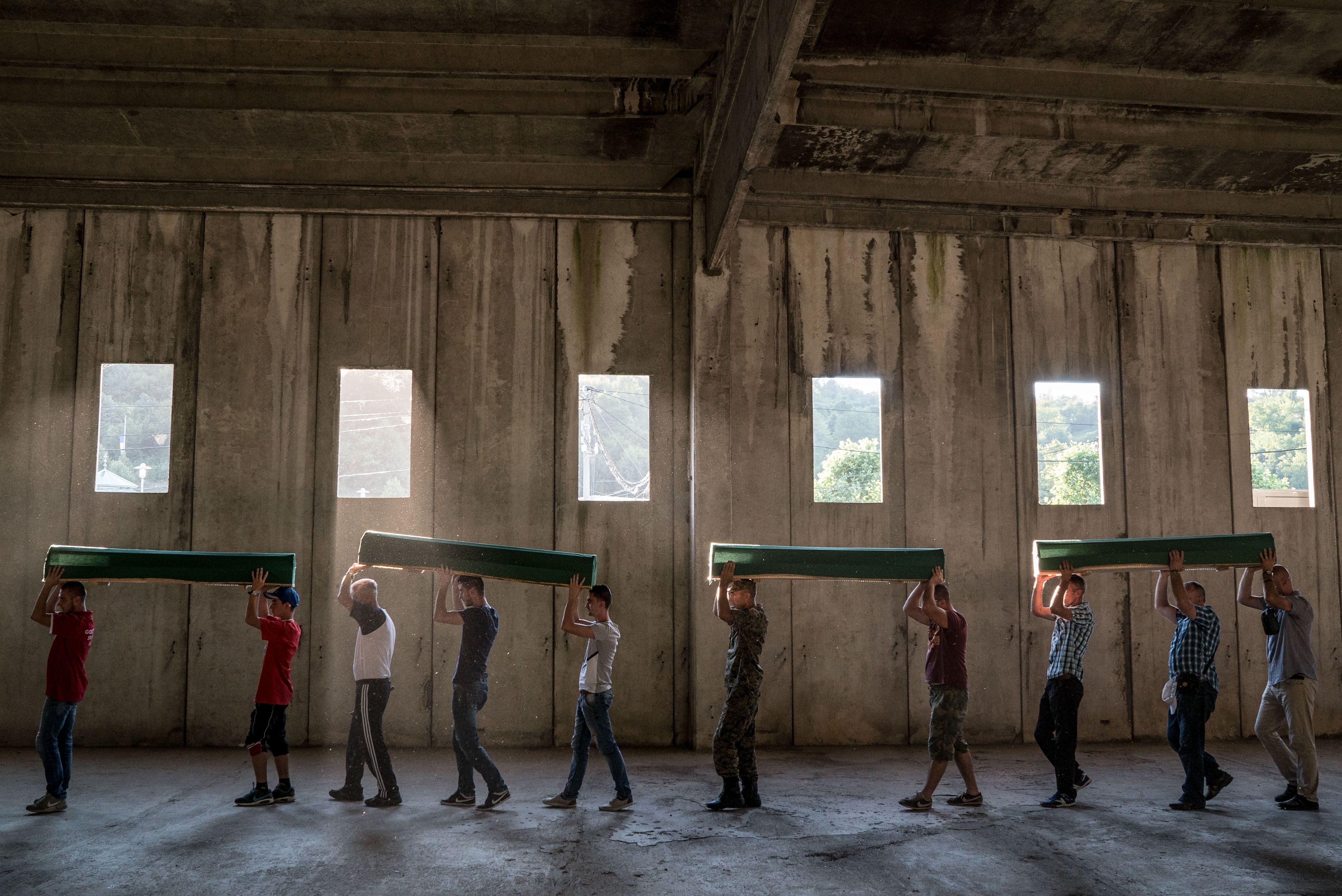 Imagem do transporte dos corpos de bósnios muçulmanos mortos no massacre de Srebrenica, em 1995: o principal responsável pelo ataque, o comandante sérvio Ratko Mladic, foi condenado pelo tribunal internacional formado pela ONU | Andrew Testa/NYT