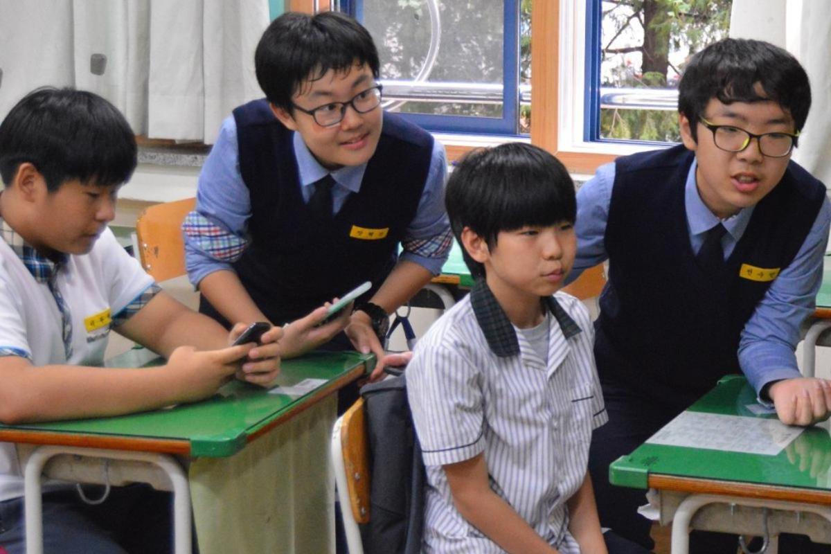 Alunos de escola em Suwon, na Coréia do Sul . | Heather A. Denby / USPACOM.