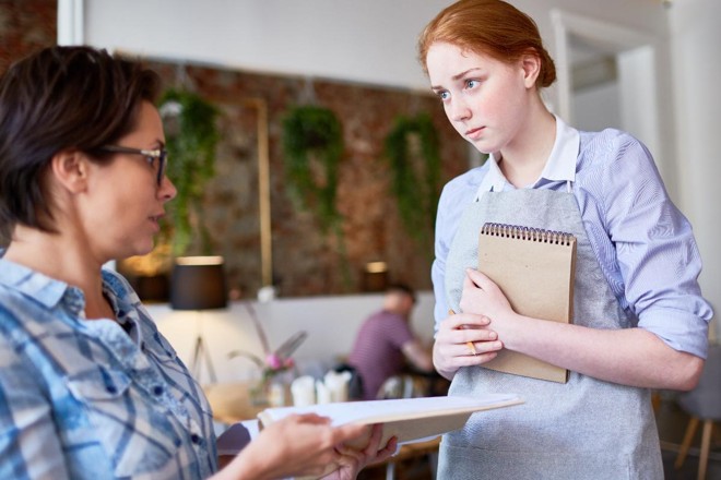 Estudo analisou reações e expressões de 111 vídeos que registrando situações de reclamação de clientes. | Bigstock