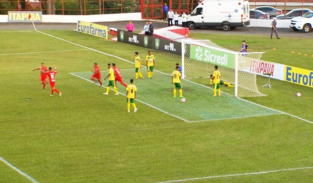 Estanciano, de amarelo, em ação na Copinha. | Reprodução