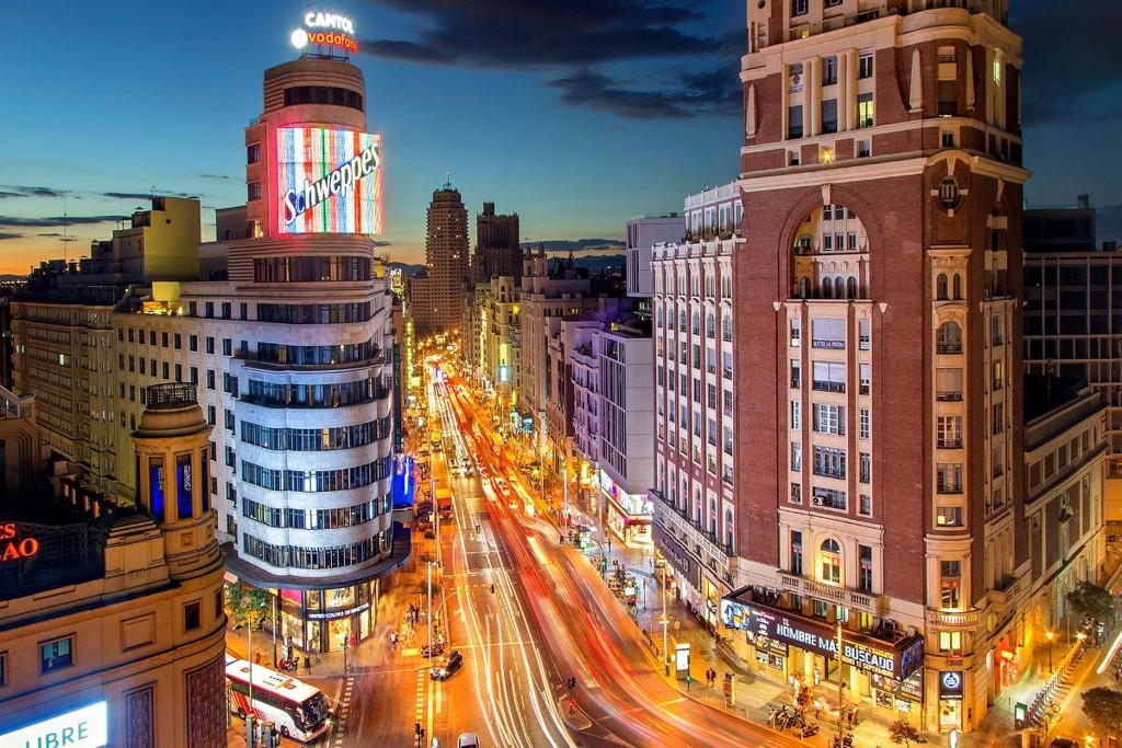 Vista da Gran Vía, principal avenida de Madri, na Espanha.