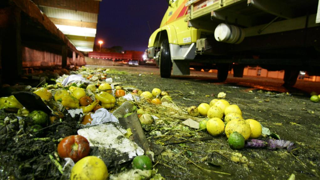 Desperdício de alimentos em Curitiba: na França, cena poderia gerar multa | Daniel Castellano/Arquivo Gazeta do Povo