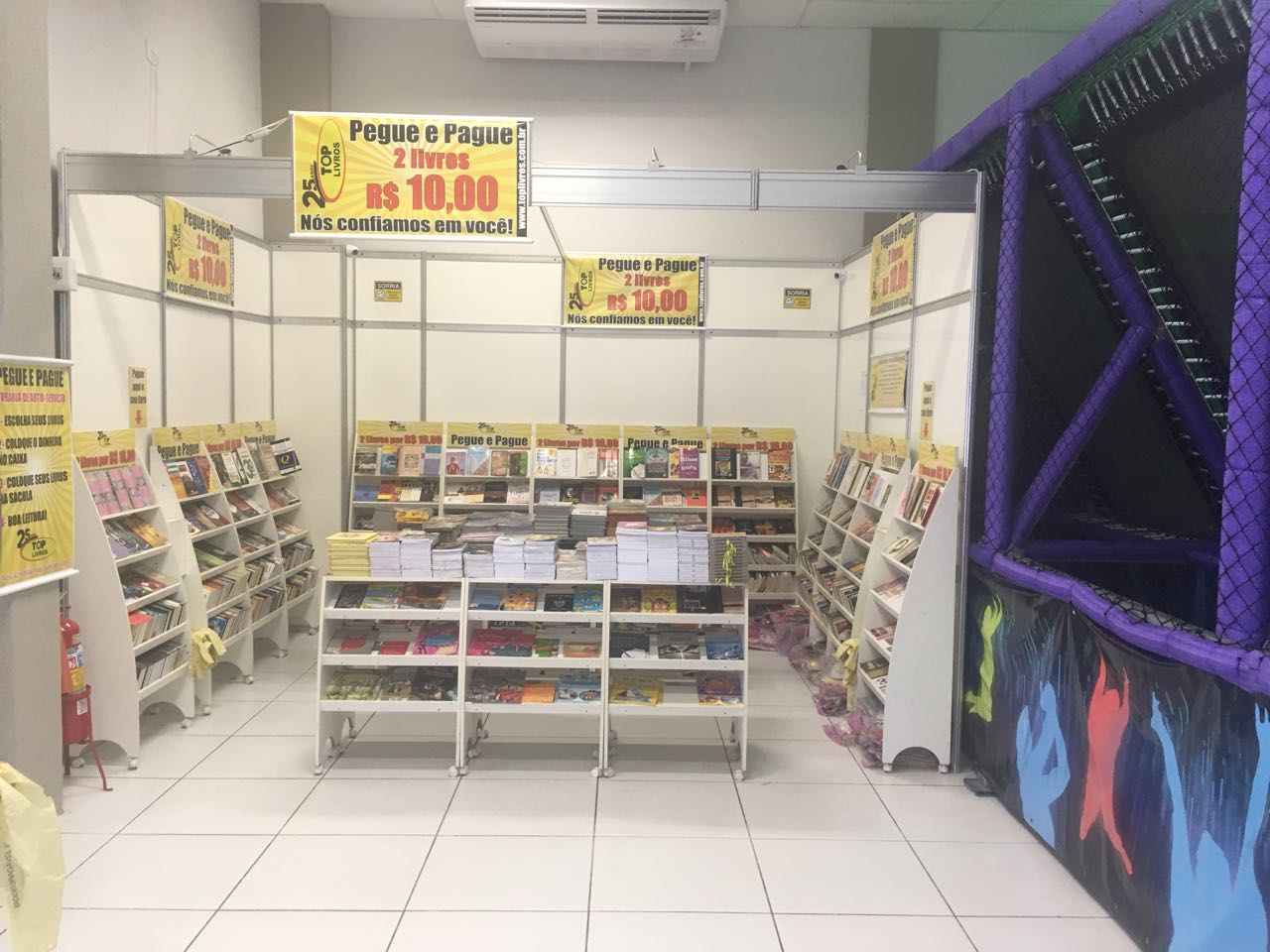 Segundo o proprietário, a cada 10 clientes, 8 pagam pelos livros | Arquivo Pessoal/Marcelo Gonzaga