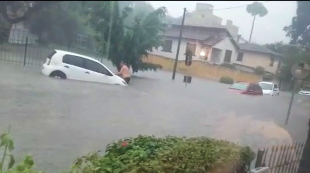 Rua Salustiano Cordeiro, em frente à pizzaria Baggio, no dia 22 de dezembro: alagamentos são recorrentes na região. | Colaboração/Juliana Rodacinski