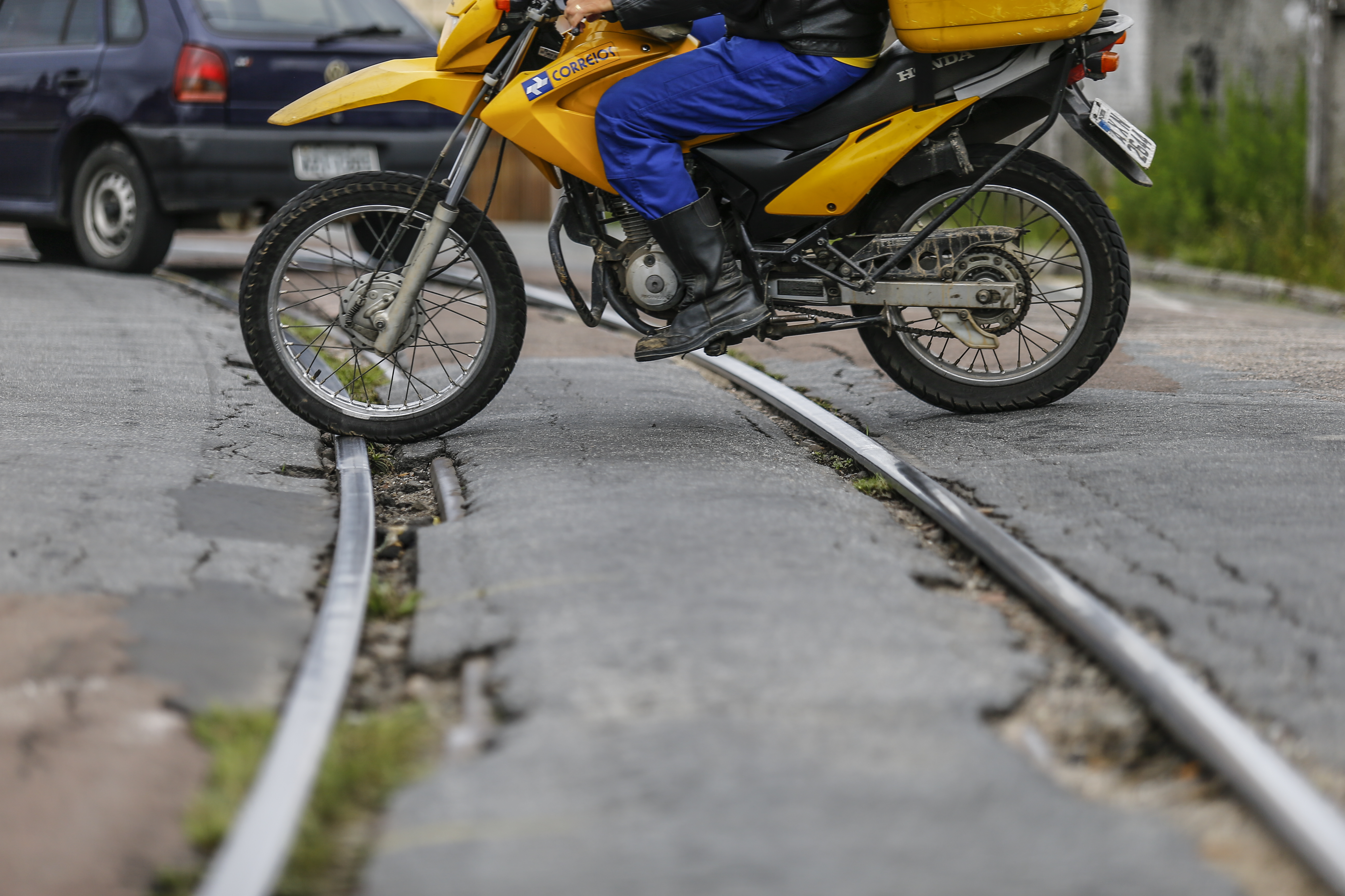 Desnível entre trilho e asfalto é um dos agravantes para os acidentes. | Jonathan Campos/Gazeta do Povo