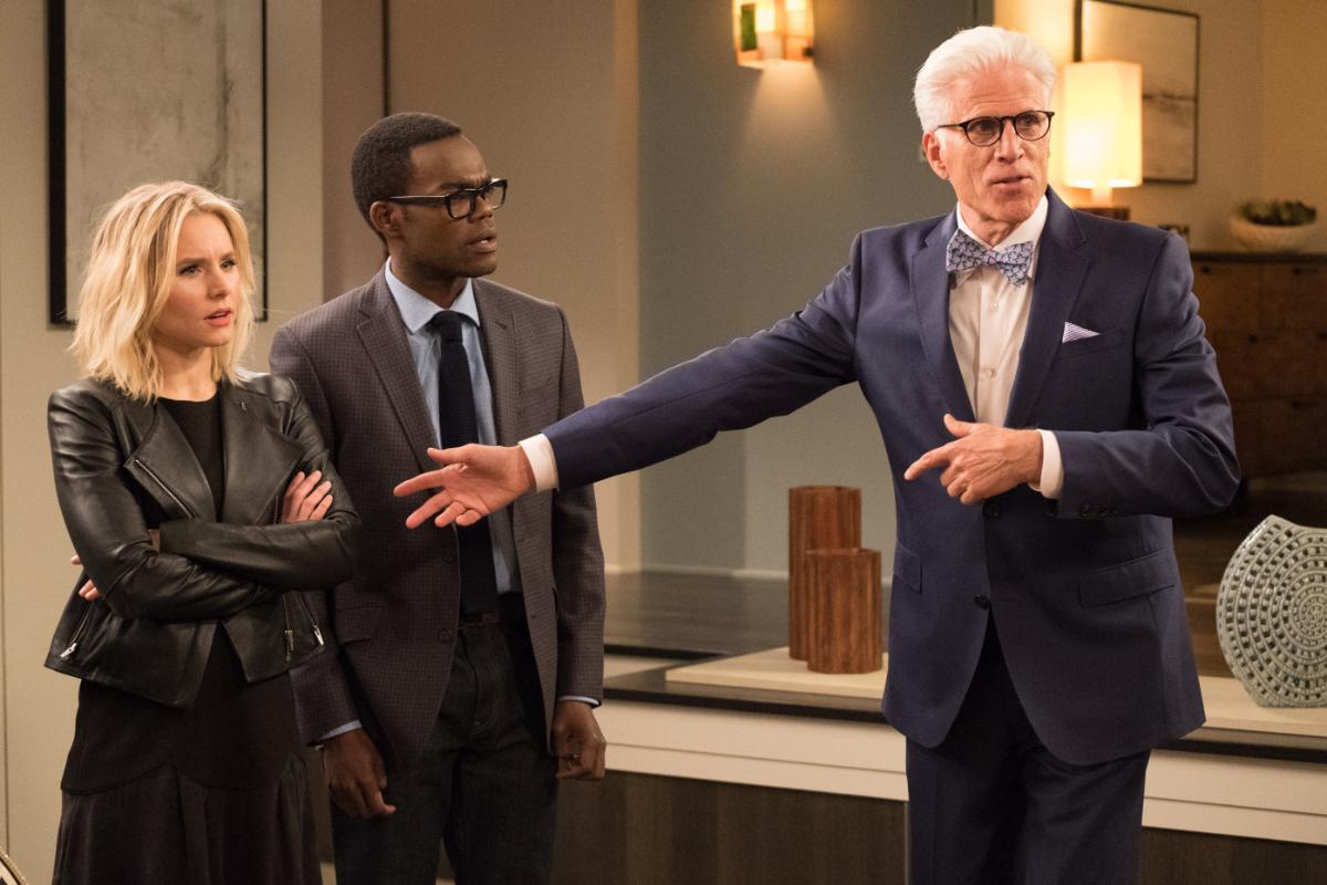 Eleanor Shellstrop (Kristen Bell), uma jovem descolada e excessivamente egoísta, Chidi Anagonye (William Jackson Harper), professor de Moral e Ética, e Michael (Ted Danson), o arquiteto do Bom Lugar | Colleen Hayes/NBC
