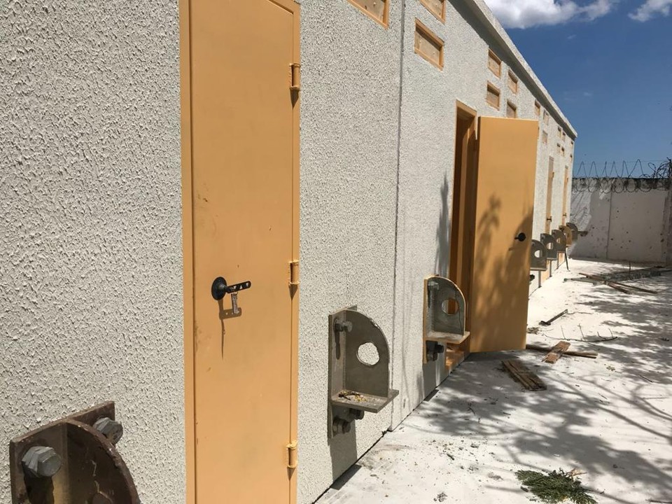 Sesp “improvisa” com celas modulares para presos em terreno de delegacia em Curitiba Parte externa das celas modulares. | SESP/Divulgação