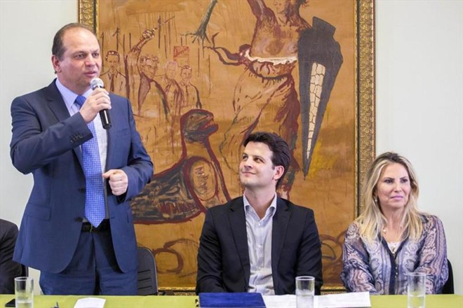 Barros com o vice-prefeito Eduardo Pimentel e a vice-governadora, Cida Borghetti. | Valdecir Galor/Prefeitura de Curitiba