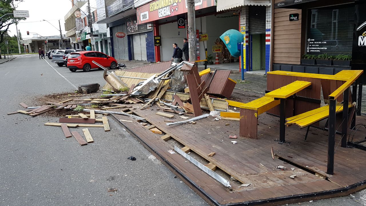 Destroços da vaga viva na Rua General Carneiro após ser atingida por carro domingo. | Pryscilla Ribeiro/Divulgação