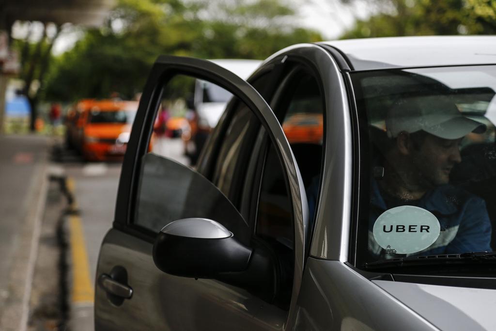 O uso do adesivo passou a ser obrigatório em Curitiba no fim de dezembro | Jonathan Campos/Gazeta do Povo