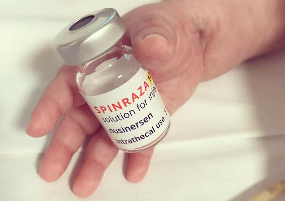 Imagem postada no perfil “AME Jonatas”, no Facebook: Jonatas segurando o remédio Spinraza | Facebook/Reprodução