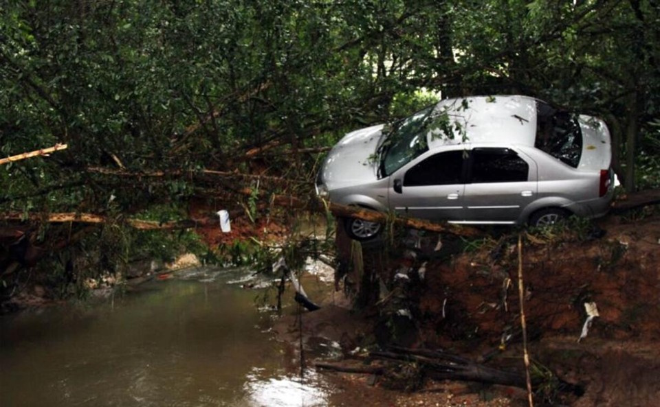 Corpo do engenheiro foi encontrado a 1,5 km da ponte onde foi puxado pela enxurrada. | Gerson Klaina/Tribuna do Paraná