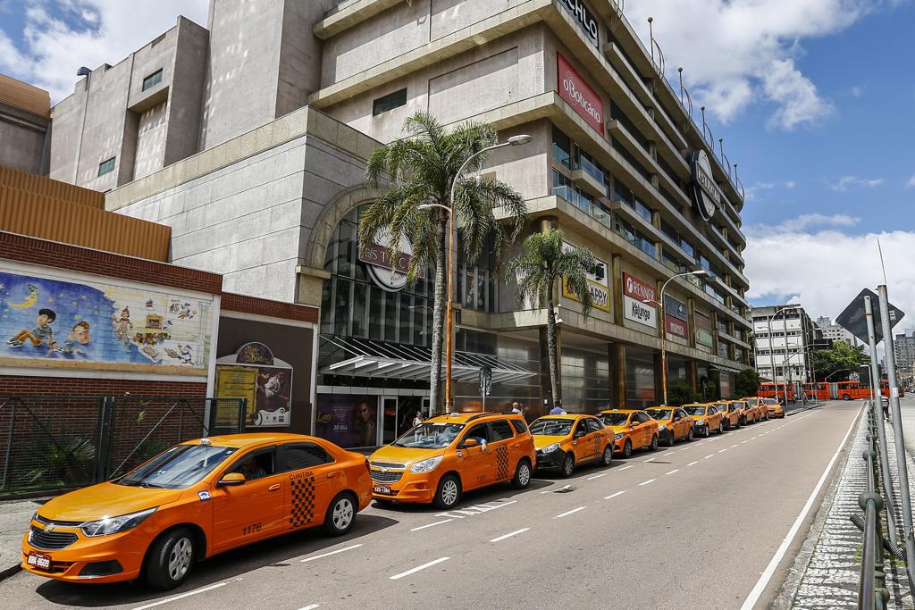 Fila de táxis no Centro de Curitiba: especialistas acreditam que serviço terá se modificar para seguir competitivo. | Jonathan Campos/Gazeta do Povo