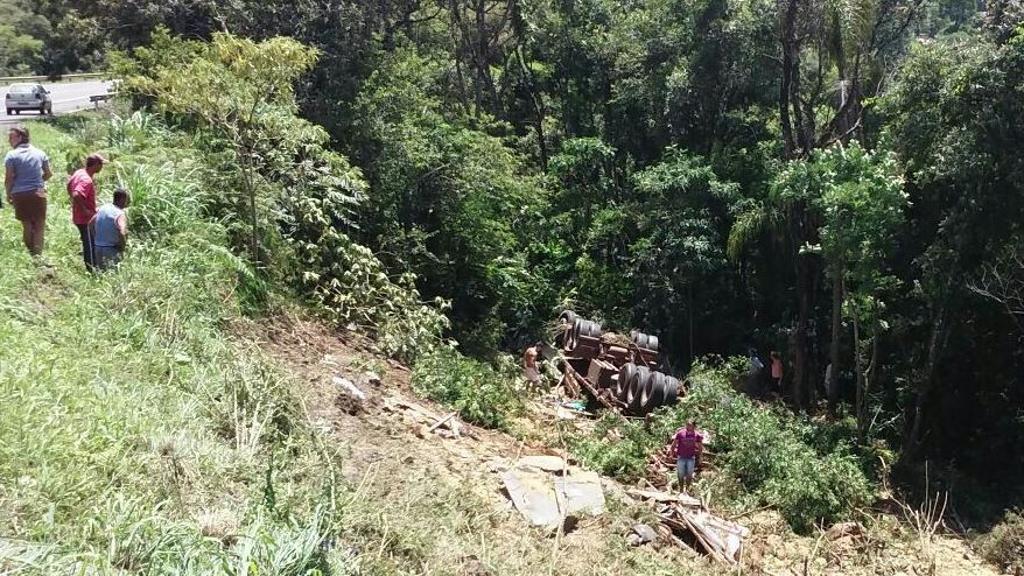 Carreta carregada com soja saiu da pista, após motorista ter perdido o controle | PRF/Divulgação