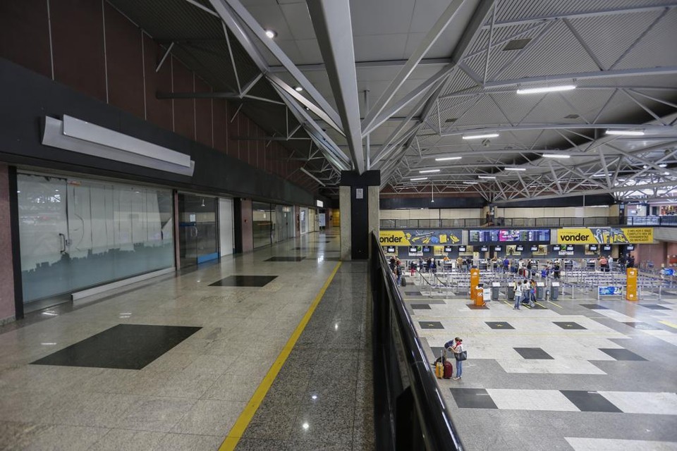 Doze das 25 lojas do terceiro andar do Afonso Pena estão fechadas: consumidores migraram para a nova ala do aeroporto. | Jonathan Campos/Gazeta do Povo