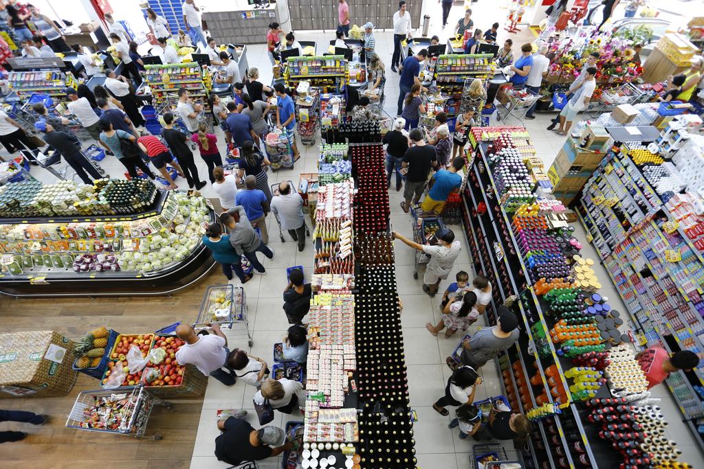 As filas atravessaram o mercado nesta quinta-feira (18) | Jonathan Campos/Gazeta do Povo