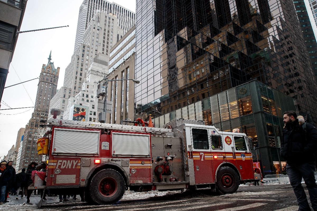 Mais de 80 bombeiros foram acionados para combater o fogo, mas não foi necessário esvaziar o prédio | Drew Angerer/AFP