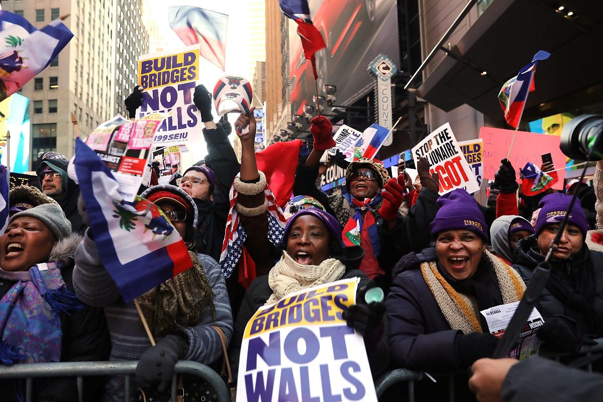 Centenas de pessoas, muitas delas haitianas, protestam contra o racismo, na Times Square, no dia de Martin Luther King | SPENCER PLATT/
AFP