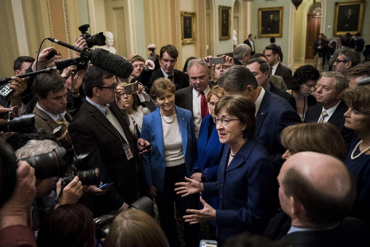 Senadora Susan Collins (Partido Republicano) e outros senadores conversam com repórteres após a aprovação da resolução para financiar o governo federal americano. | Drew AngererAFP