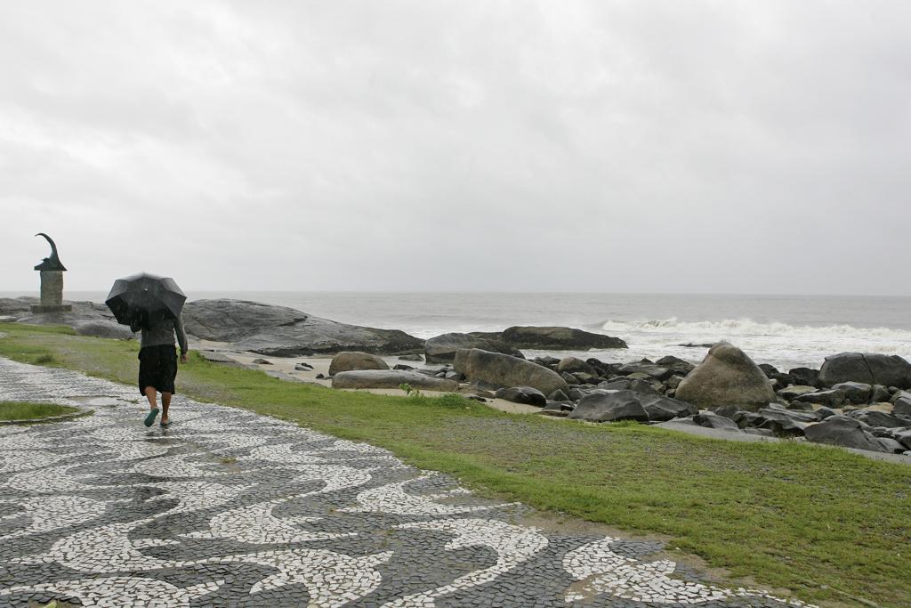 Litoral tem mais um dia de chuva e temperatura não passa de 25ºC. | Antônio More / Gazeta do Povo