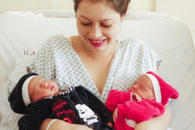 Michele, a mãe, com Samuel e Sara | Leticia Akemi/Gazeta do Povo