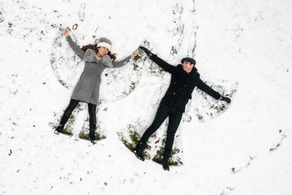 Ping e Larry Chiarelli no quintal de sua casa em Florham Park, nos EUA. Os dois, que viajam bastante a trabalho, se conheceram por meio do serviço de encontros It’s Just Lunch e estão esperand o primeiro filho para março deste ano.